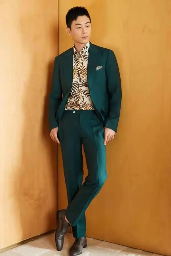 朱亚文将双腿交叉,衬衫塞进裤子里,尽显大长腿优势.