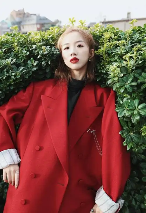 离开滤镜的顶级网红阿沁走红毯,瞬间"原形毕露",被明星吊打!