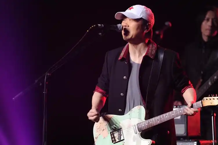 被崔健误会耍大牌大张伟抡起枕头就打他