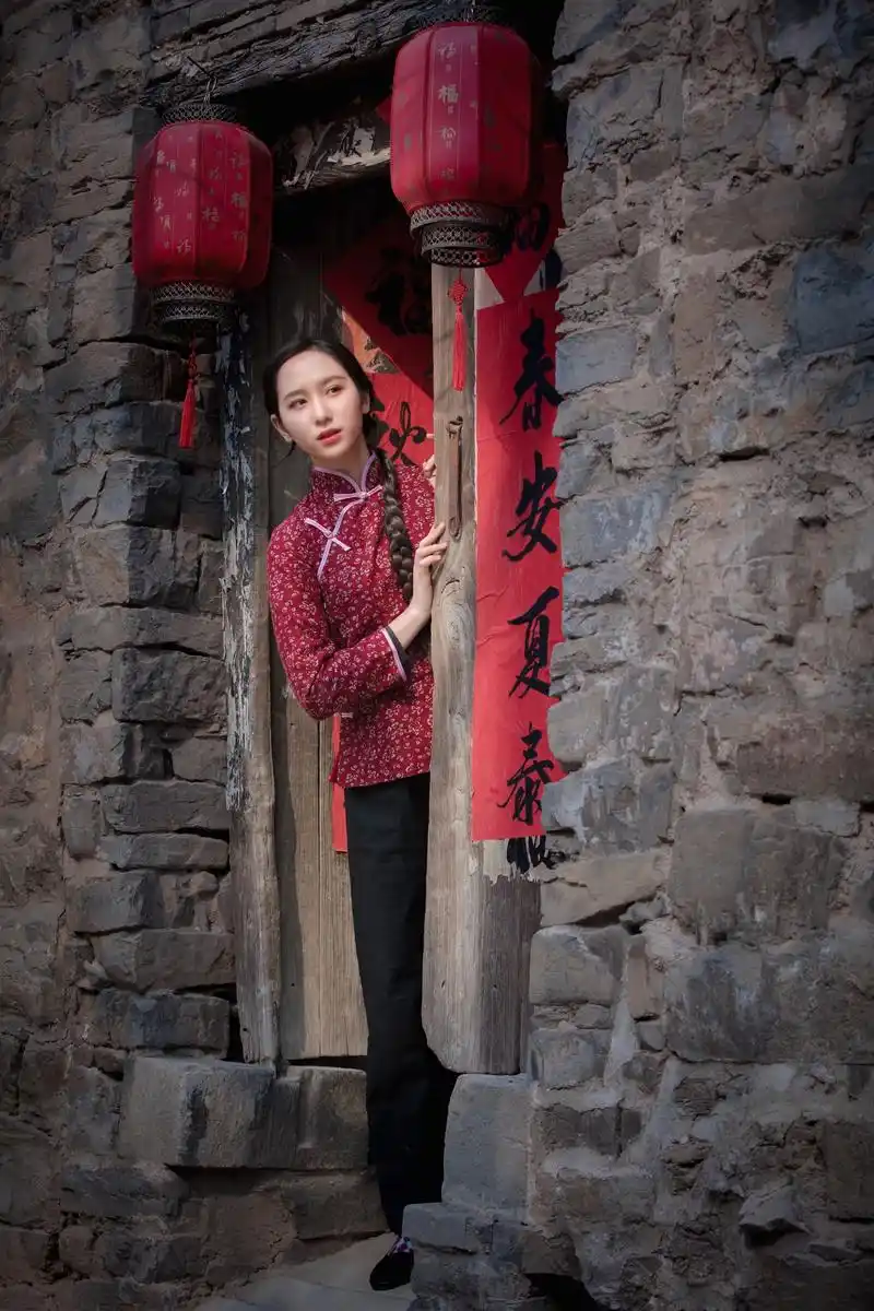 村里有个姑娘叫小芳