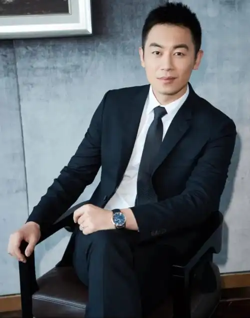 朱亚文潘禹彤(朱亚文的两段情:和初恋潘禹彤相恋九年后,他缘何转身娶