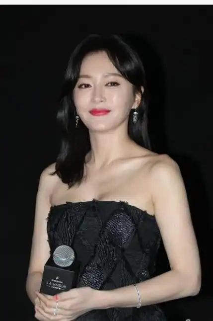 秦岚44岁身材依旧惊艳黑色抹胸开叉拖尾裙事业线微露太撩人