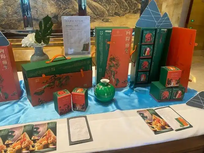 摆放着一排售价为498元的"端礼雅韵"粽子礼盒