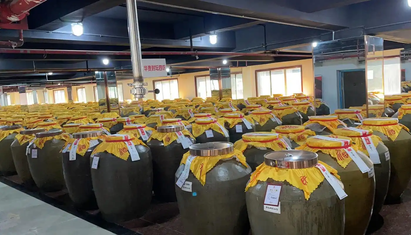 选酒最重要的就是看酒厂~ 我们是茅台镇百年实力大酒厂,百年赖家村