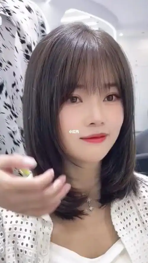 适合方脸女生的修脸锁骨发