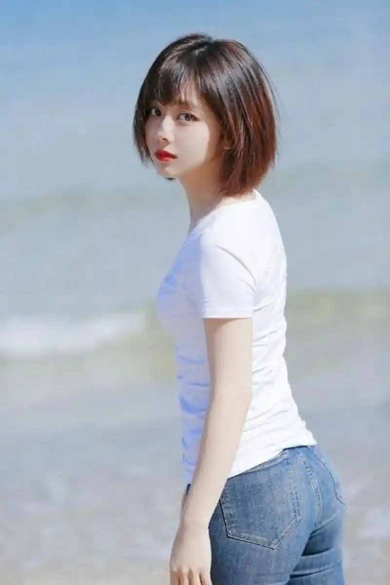 谭松韵海边紧身牛仔裤写真