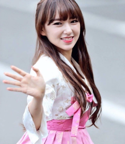 龚美琪出生于广东深圳,龚美琪无论从外表还是气质都非常"酷似"范冰冰