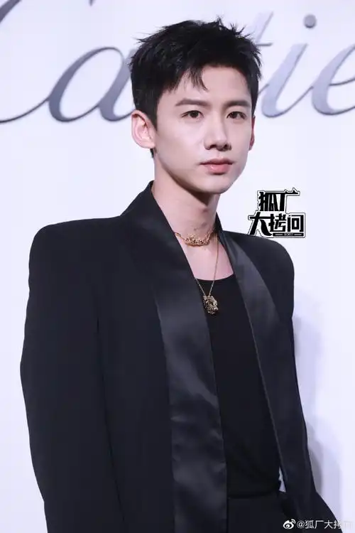 白敬亭黑色宽肩西装##白敬亭镜中敬中镜