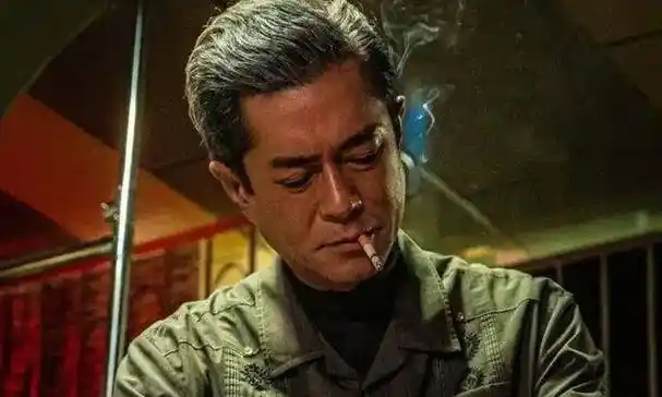 银发背头加茶色太阳镜,在演技上,古天乐从外在形象到讲话的腔调,做事