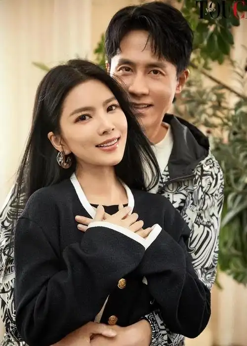 杜淳老婆带女儿拍大片,王灿漂亮养眼不输女明星,2岁蛋饺像爸爸|写真