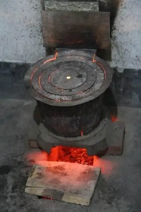 儿时的东北农村暖气极其少见,取暖多用的是炉子,学校也是这样.