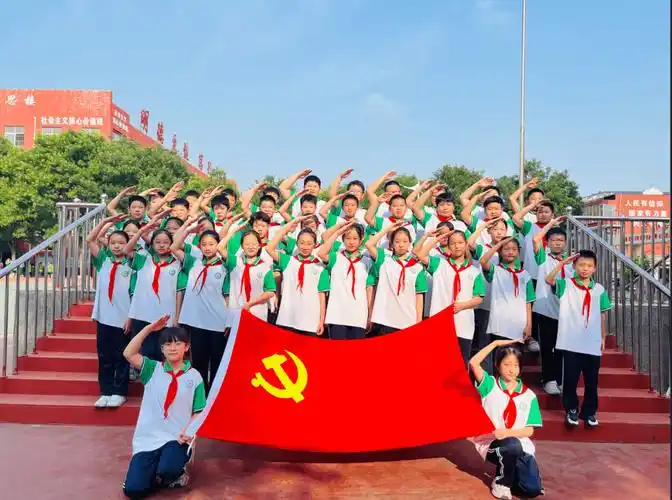 童心向党庆七一 我向党旗敬个礼