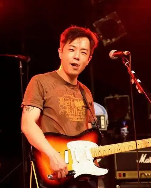 朱茵母女现身黄贯中画展52岁朱茵打扮时尚12岁女儿越来越漂亮