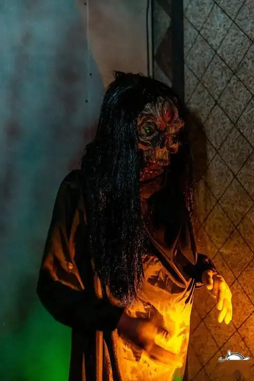 一路上各种诡异的装置 真人npc的搞怪抓弄,记得收好自己