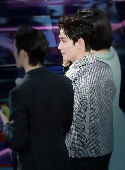 人形挂件朱一龙搂着丁导胳膊,北影06级三大帅哥罕见同框_伟栋_亲爱的