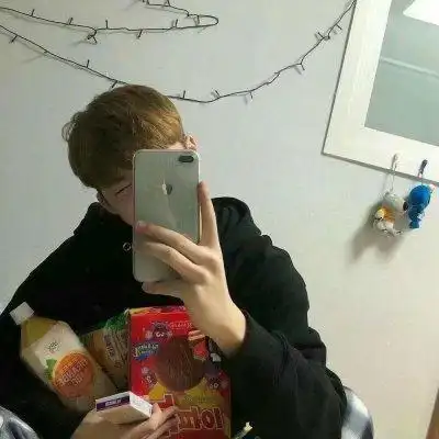 帅气手机挡脸qq男头 - 男生头像 - 潮人个性网