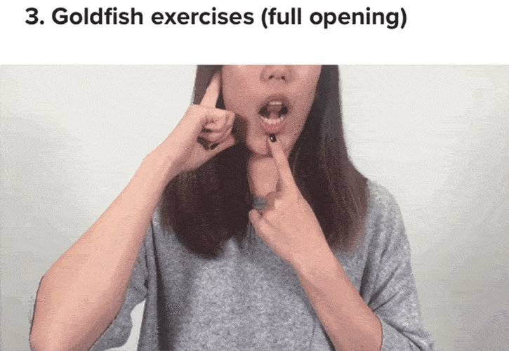 金鱼式练习(嘴巴完全张开)把舌头放在上颚,一只手放在耳朵的侧面,找到