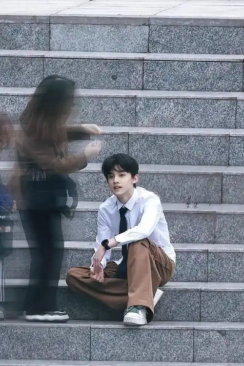 左航棒球服造型:左航近日份拍摄路透!_校园_公众_少年