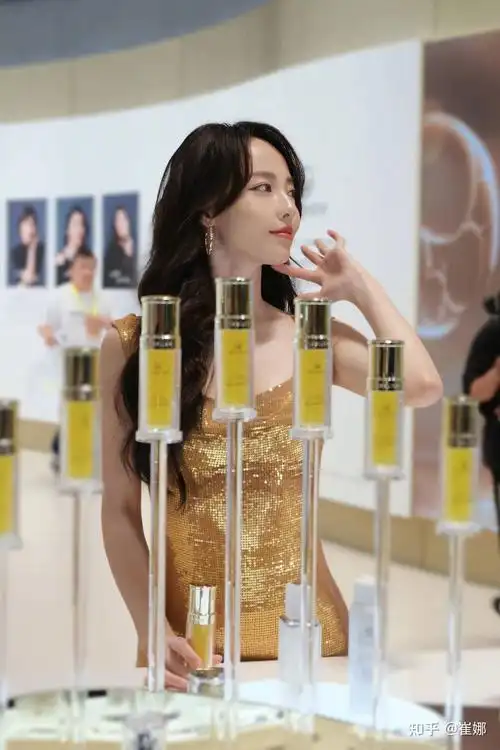 如何评价张嘉倪身穿鎏金鱼尾裙出席活动网友质疑其垫假屁股