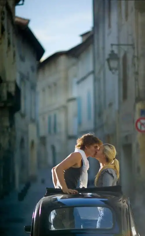 西方人,两个人,家,站,吻,竖图,室外,白天,侧面,爱情,窗户,门,汽车