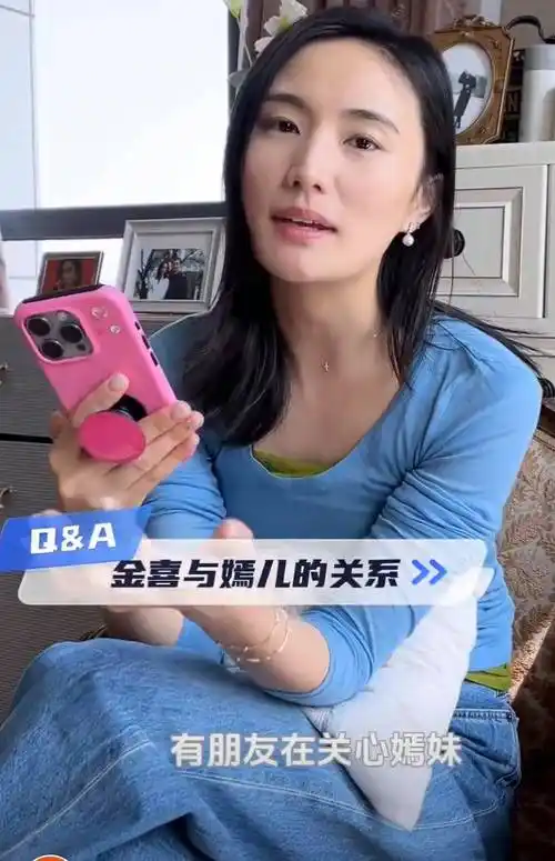 原创李亚鹏妻子海哈金喜晒全家福李嫣兔唇已修复五官越长越像王菲