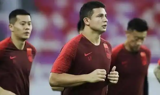 资深媒体人做出争议表态:艾克森阿兰很意外,国足遭打击_调整_球员