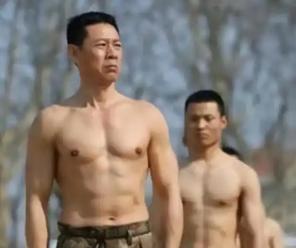 成龙断崖式衰老现老年斑,张丰毅高压锻炼肌肉健硕:居然是同龄人