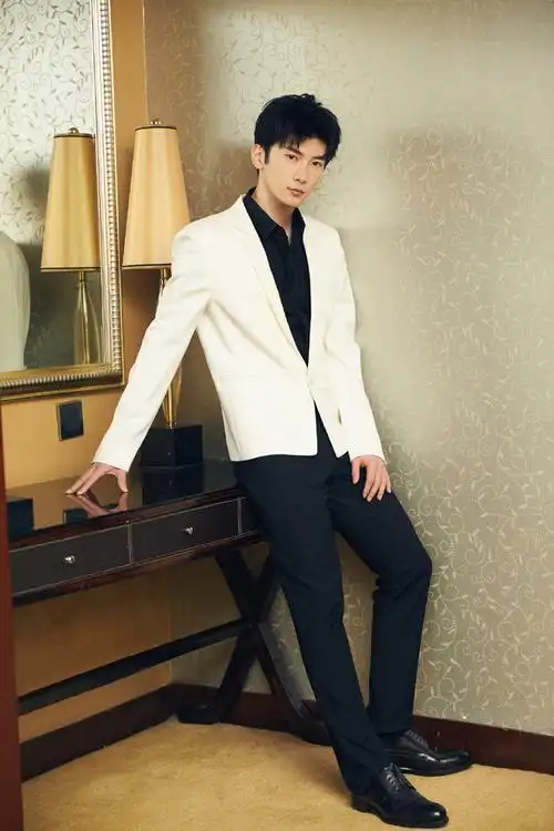 刘芮麟沉稳帅气时尚写真图片