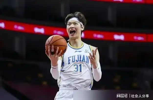 王哲林空有2米14身高挪不动投不中被网友骂成软蛋