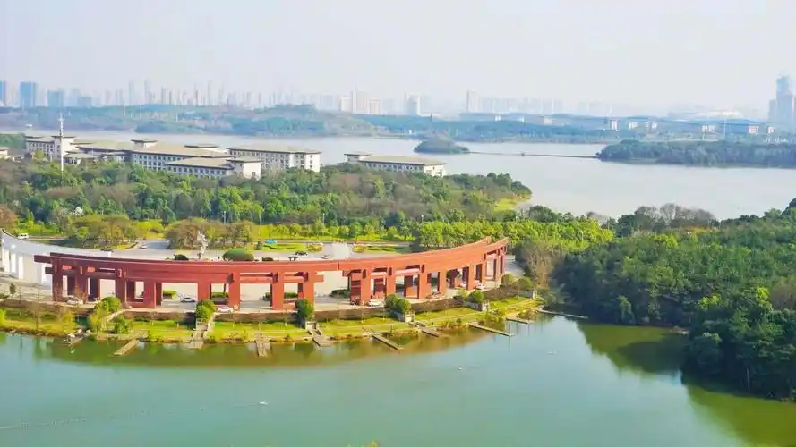 南昌大学校园内有哪些地标性建筑?