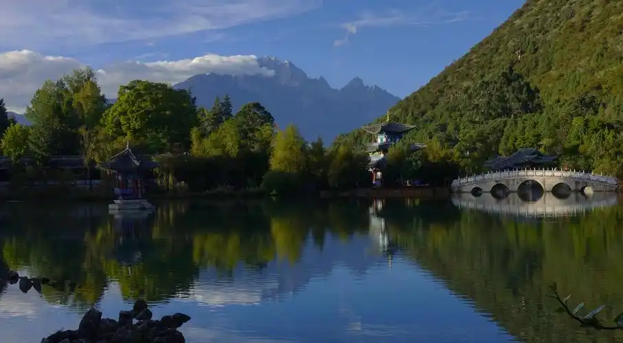 (云南丽江黑龙潭远眺玉龙雪山)