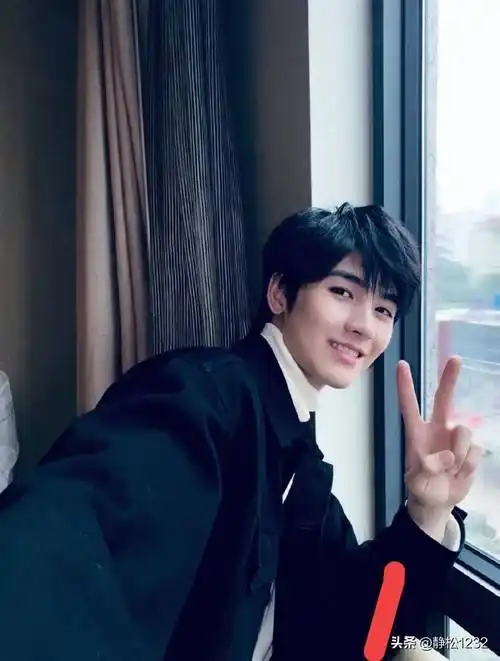 这个小鲜肉很多人可能听都没有听过这个名字啊,但是因为一部双男主剧