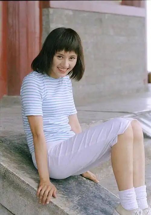 袁泉23岁时美照曝光,t恤配五分裤朴素大方,眼神纯净有故事_白色_气质