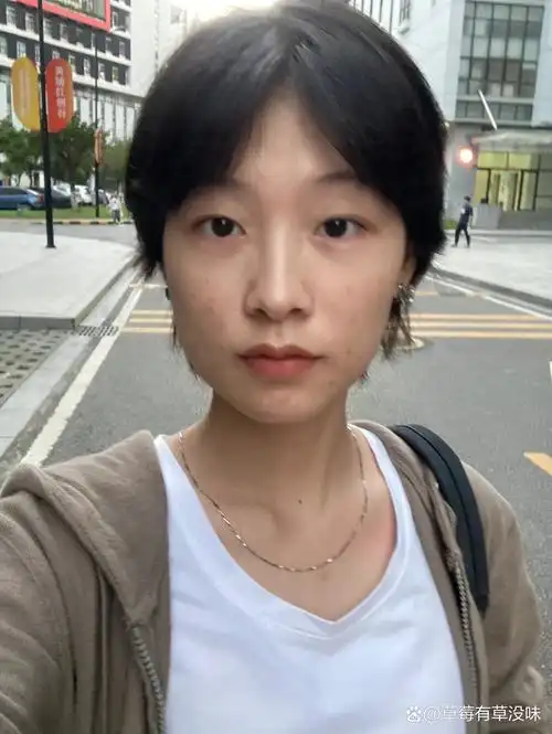 普通人的素颜状态(涂了口红)