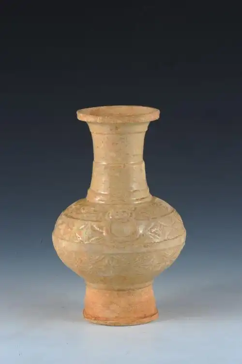 p>宋代青白釉印花铺首瓷瓶是一件宋代瓷器,收藏于海南省博物馆. /p>