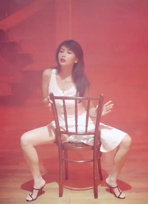 邱淑贞二女儿晒照,和妈妈长得太像,网友:14岁就这么美