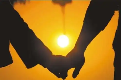 8旬大爷重逢初恋 真爱穿越半个世纪牵手黄昏恋人