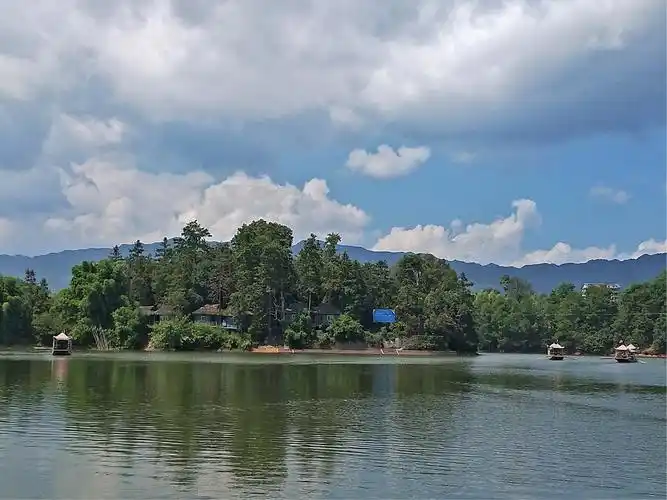 夏日纳凉一丁山湖