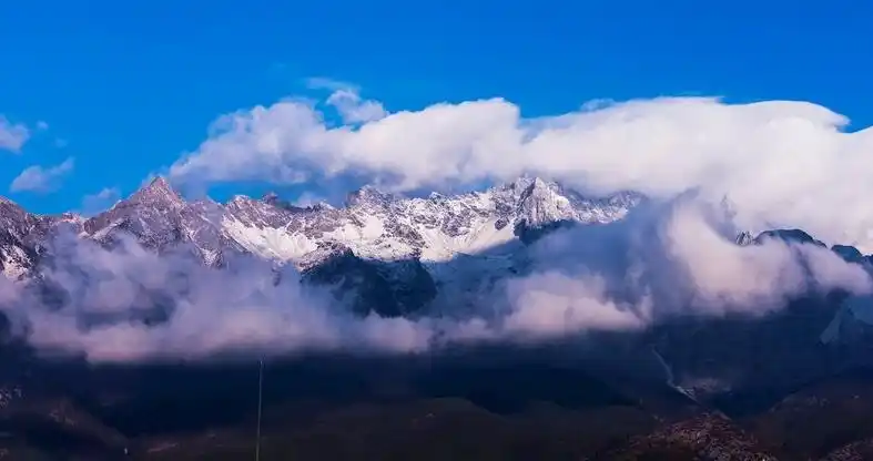 云南玉龙雪山远景