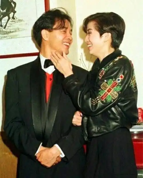 张国荣和梅艳芳的42张罕见合影,看的泪流满面,有种感情超越爱情