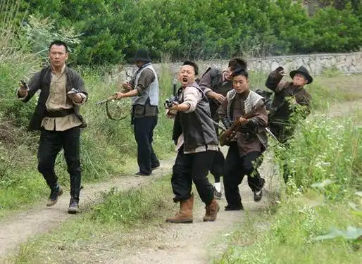 《西山剿匪》首播,开局便是"八佰"壮士守阵地,何冰不愧是戏骨