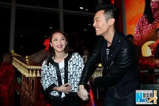 周迅与朱亚文牵手秀亲密 陪郑晓龙嗑瓜子减压(图)