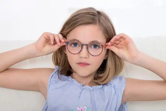 除了女儿,登台演出的孩子全戴眼镜:保护孩子眼睛,真刻不容缓了