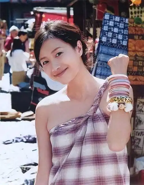 徐静蕾胖成这样了,穿t恤吃日料肚子两层游泳圈,还不如普通阿姨