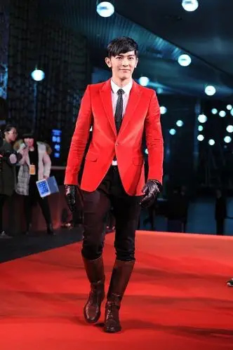 汪东城真是型男的代表颜值依旧帅气又迷人蓝色西装穿得好时髦