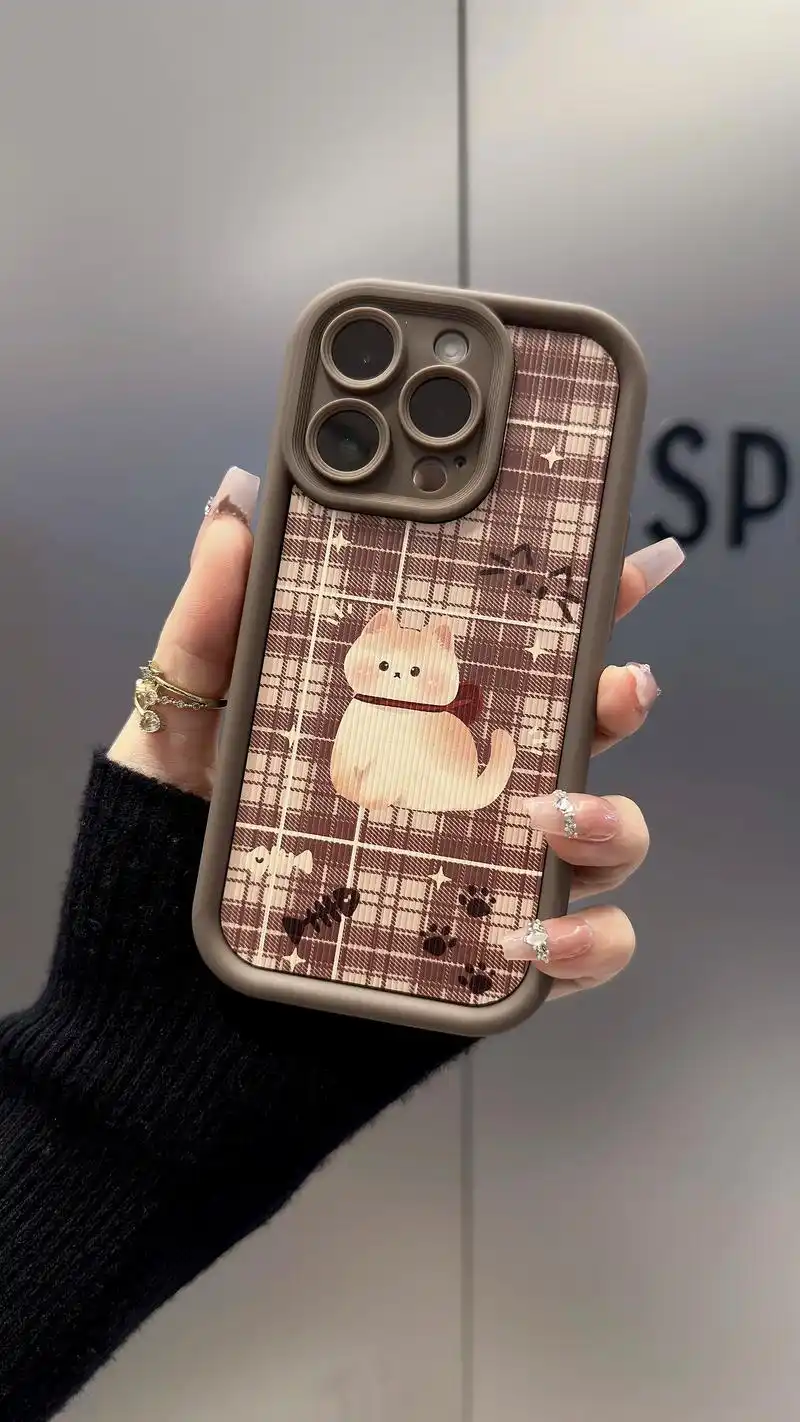 妈呀,这个小猫咪手机壳太可爱了吧~竖纹设计,美拉德色系~边框 - 抖音