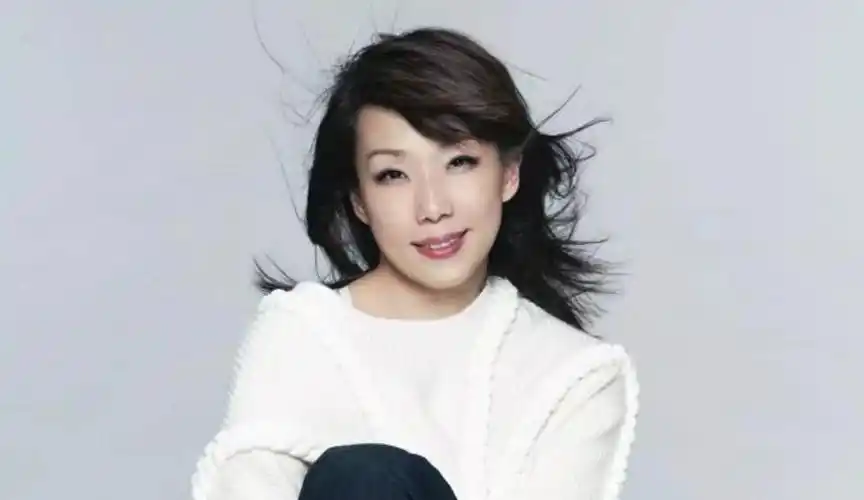 徐小凤是香港比较早期的歌手,但她的演唱生涯跨越了60年代,70年代,80