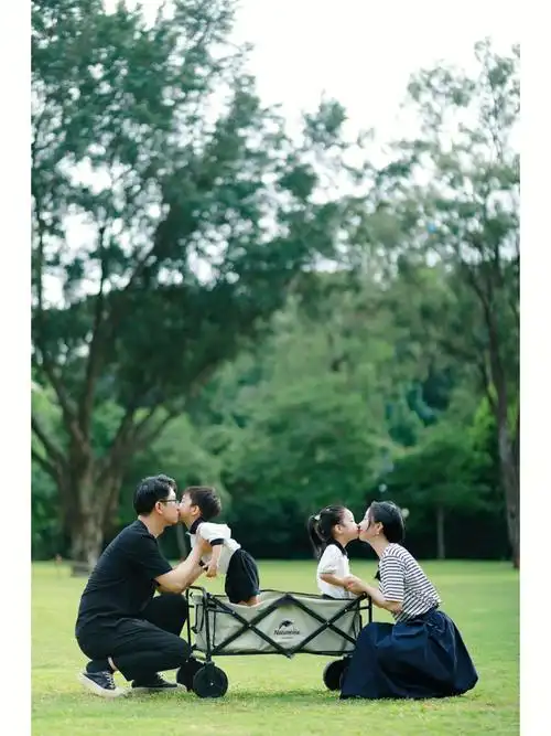 龙凤胎宝宝户外亲子照