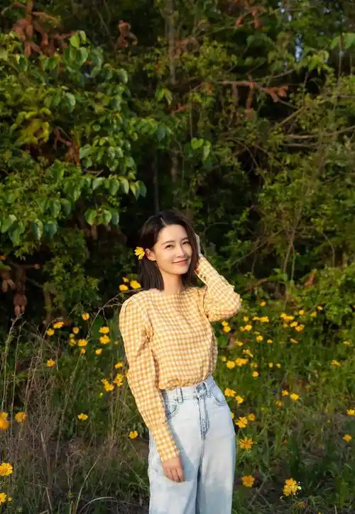 李沁也太甜了吧!黄格子上衣配牛仔裤,清新又夏天_黄色_颜色_显得
