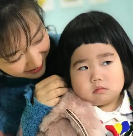 凌潇肃和唐一菲结婚后,生出了一个儿子,后来第二胎是女儿.